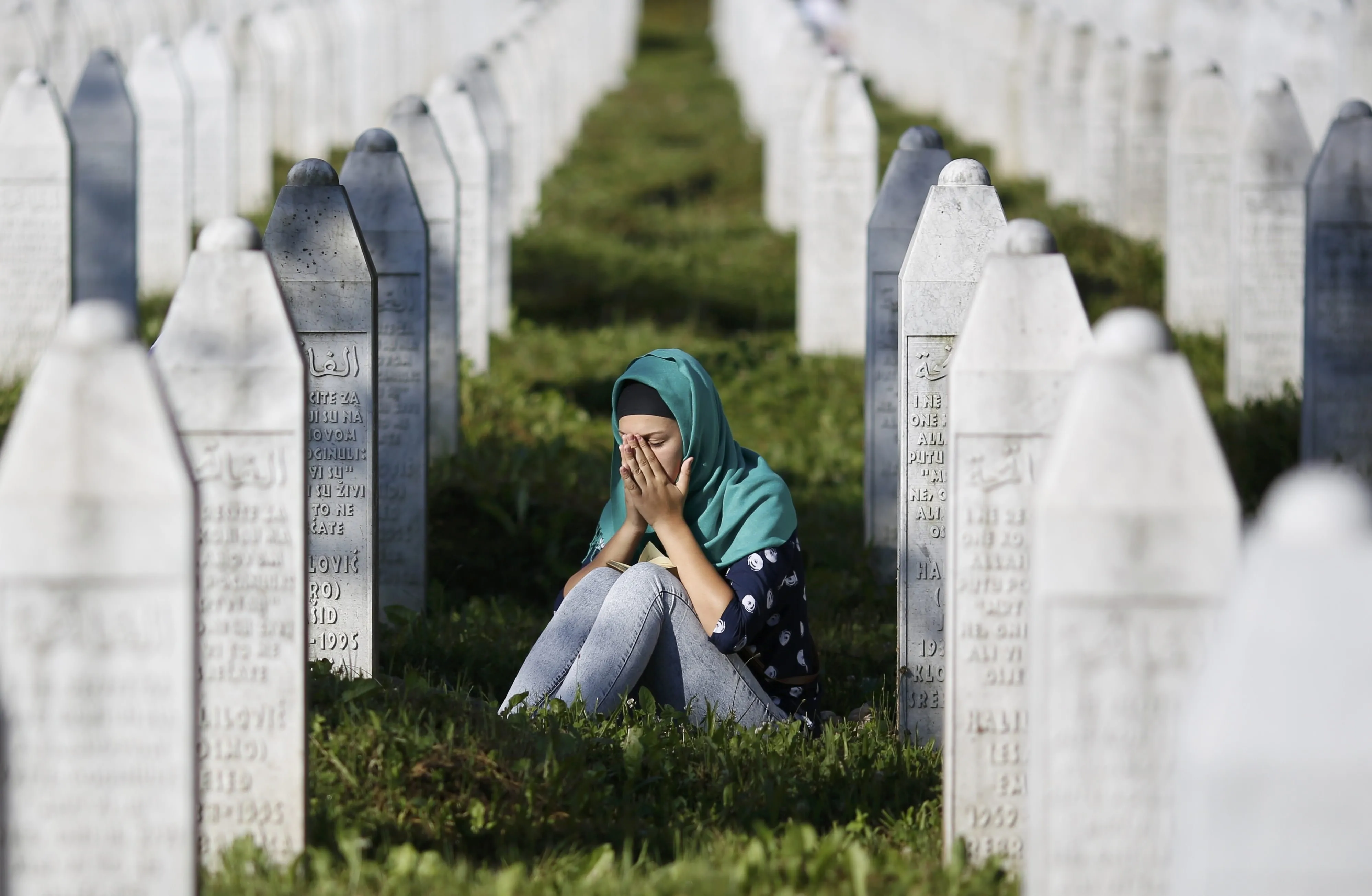 Платок на кладбище. Сребреница кладбище. Srebrenica, Сребреница / Srebrenica, Srebrenica. Геноцид резня Сребренице 1995 боснийских мусульман.