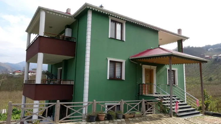 Duvarları çatlayan evlerinde nöbetleÅe uyuyorlar