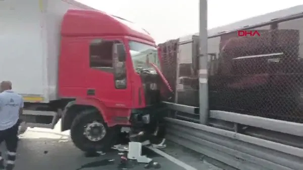 İstanbul Bakırköy'de kamyon, metrobüs bariyerlerine çarptı! Olay yerinden görüntüler...