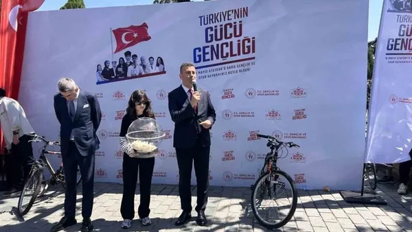 19-mayista-atanin-izinde-olan-genclik-sultanahmetten-dolmabahceye-pedal-cevirdi-1779205619077.jpg