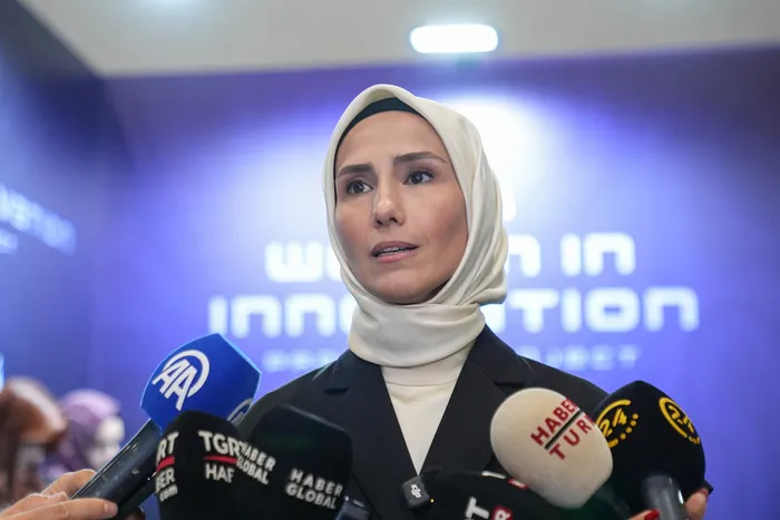 sumeyye-erdogan-bayraktardan-aile-vurgusu-kiz-cocuklarini-bilime-yonlendirmeliyiz-1789015295299.jpg