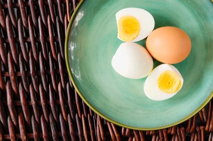 Yumurtanın sadece 1 dakika içerisinde haşlanmasını sağlıyor! Üzerine su dökün ve…