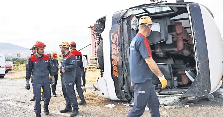 Yolcu otobüsü devrildi: 1 ölü, 40 yaralı