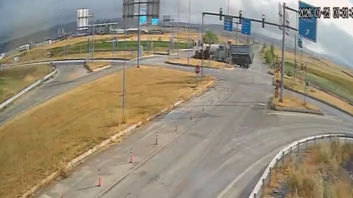 Çorum’da feci kaza kamerada: İki TIR çarpıştı! Çorum’da feci kaza kamerada: İki TIR çarpıştı!