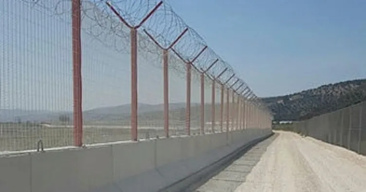 Türkiye-Suriye sınırına yüksek güvenlikli panel çit ve jiletli tel çekiliyor