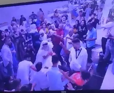dugunde-soke-eden-anlar-gelinligin-cekistirildigini-goren-damat-bir-anda-yere-firlatti-1696251943795.jpg