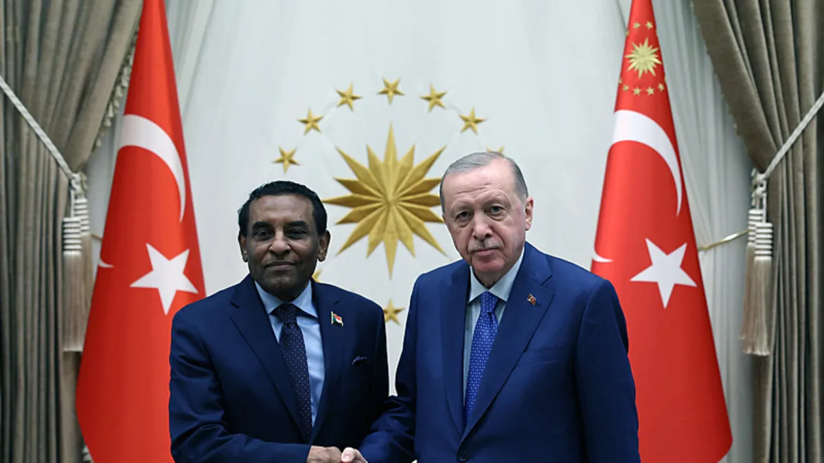 Başkan Erdoğan, Sudan Başbakanı Kamil İdris’i Külliye’de kabul etti Başkan Erdoğan, Sudan Başbakanı Kamil İdris’i Külliye’de kabul etti