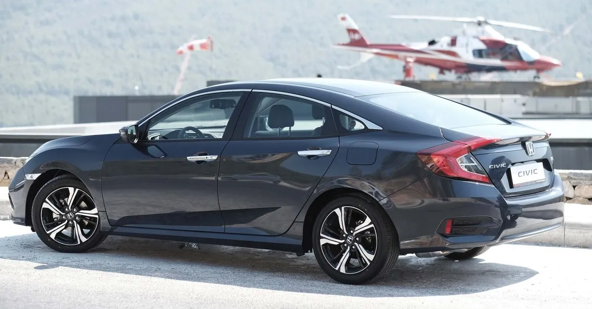 Türkiyede Hangi Otomobiller Üretiliyor  - Geçtiğimiz Yıl Türkiye�de Yılın Otomobili Seçilen Megane Sedan Bursa�da Oyak Renault Fabrikasında Üretiliyor.