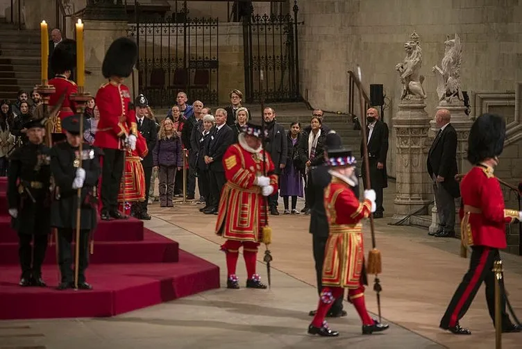 SON DAKİKA | İngiltere, Kraliçe’sine veda etti: Cenaze için hayat durdu