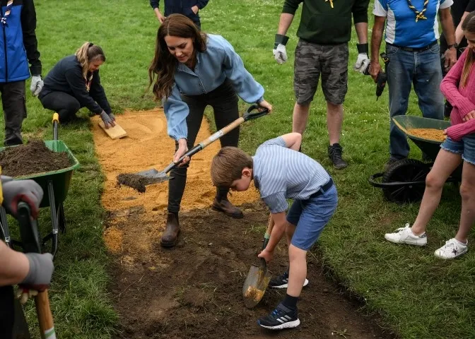 Kraliyet ailesi çocuklarını bu şekilde yetiştiriyor! ‘Ne kadar çamurluysa o kadar iyi…’