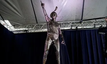 Eda Erdem’in heykeli açıldı, Ali Koç bir heykel sözü daha verdi