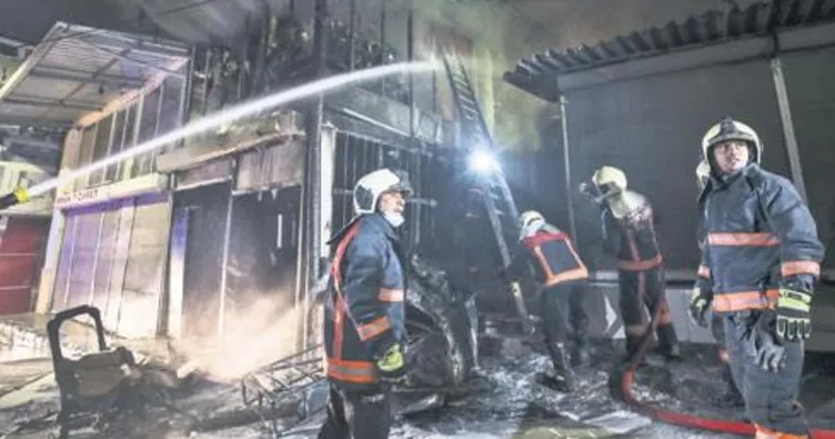 Mobilya mağazası alev alev yandı