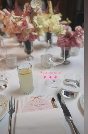 Pembe konsept, çiçekler ve sürpriz kutlama!