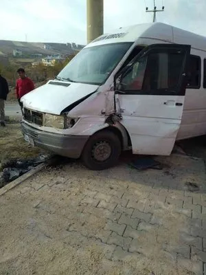 Elazığ’da minibüs elektrik  direğine çaptı: 1 yaralı