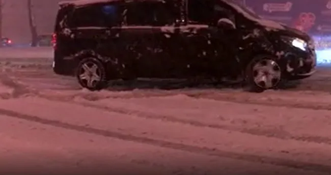 Son dakika: İstanbul'da Aybar kar fırtınası etkisini artırdı! Araçları yol kenarında bıraktılar, toplu taşımada yoğunluk oluştu