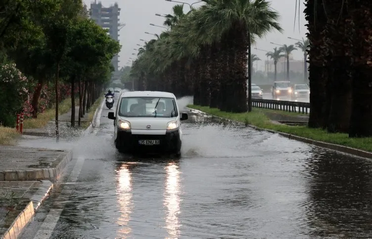 İzmir’de bugün! Yeni normalin ilk gününde dükkanları su bastı, araçlar yolda kaldı...