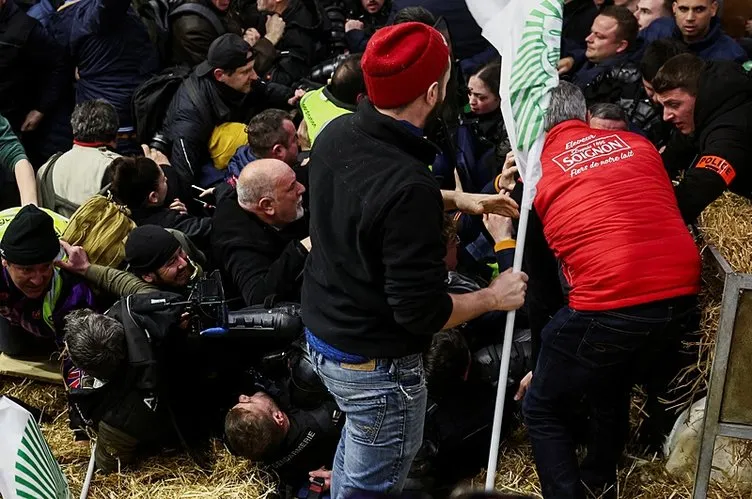 Fransa’da kaos başladı! Çiftçiler fuarı bastı: Macron’a istifa şoku!