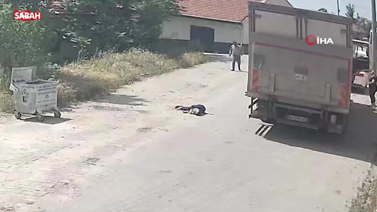 Kamyonun çarptığı yaşlı kadın hayatını kaybetti: Feci kaza kamerada! videosunu izle | Son Dakika Haberleri