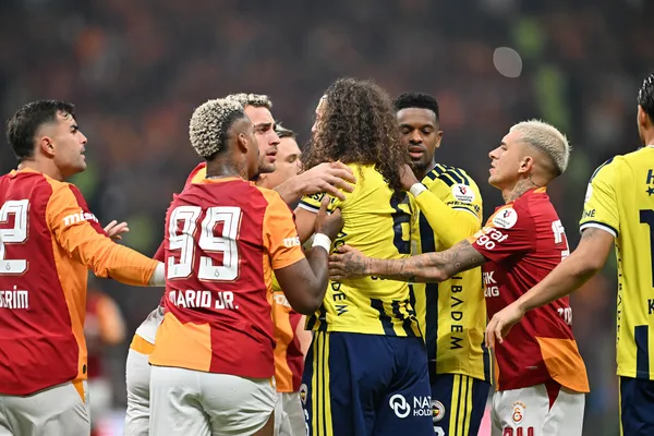 derbi-canli-super-ligde-galatasaray-fenerbahce-maci-bir-gol-daha-geldi-1793043033117.jpg