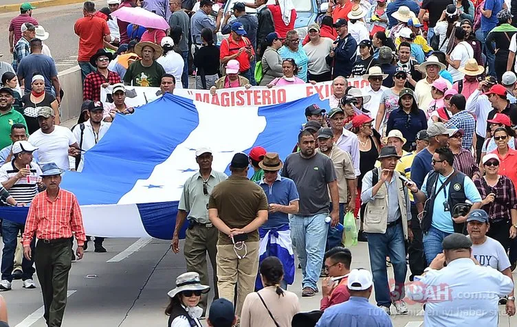 Honduras karıştı! ABD Büyükelçiliğinin kapısını ateşe verdiler