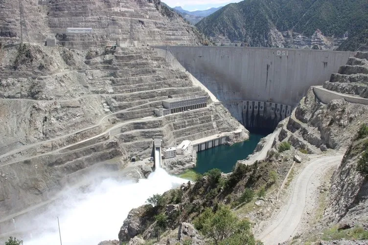Deriner Barajı’nda dolusavaklardan su bırakıldı