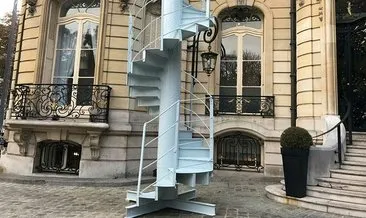 Eyfel Kulesi’nin merdivenin bir parçası 169 bin euro’ya satıldı