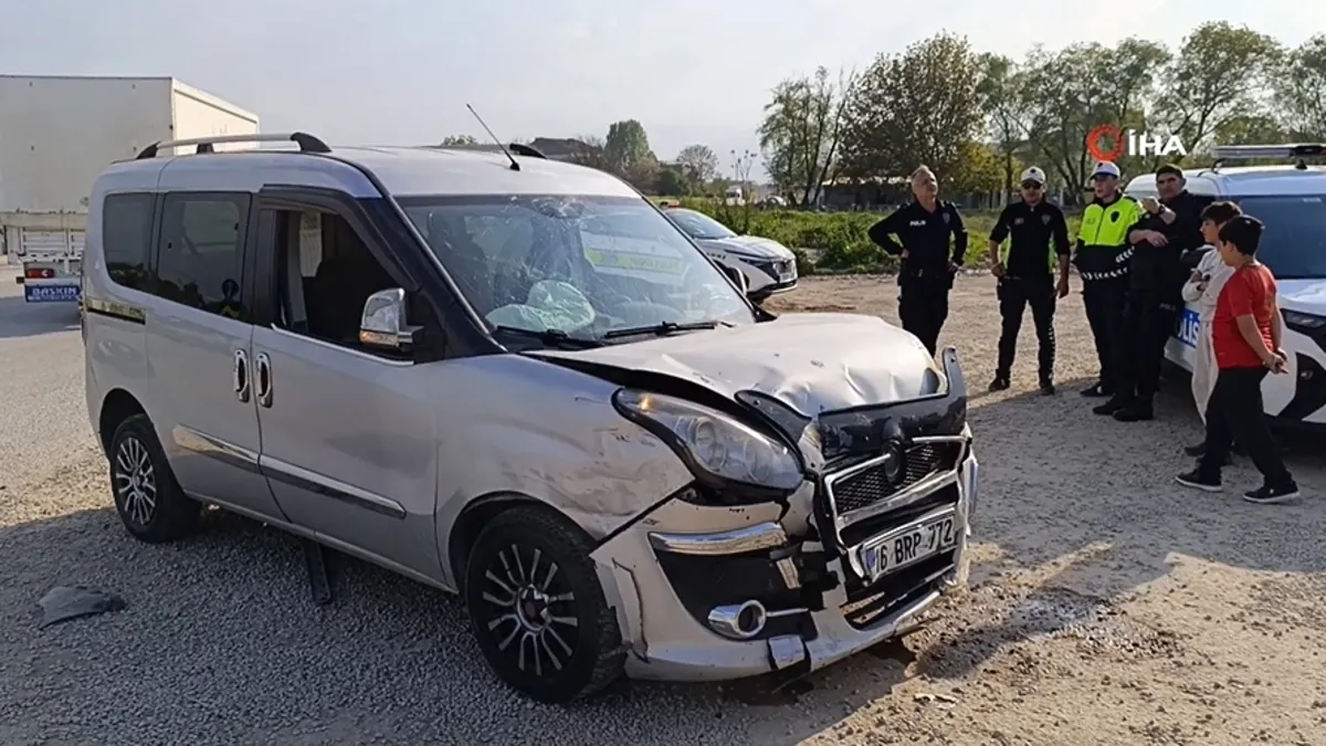 Hafif ticari araçlar çarpıştı: 3 yaralı