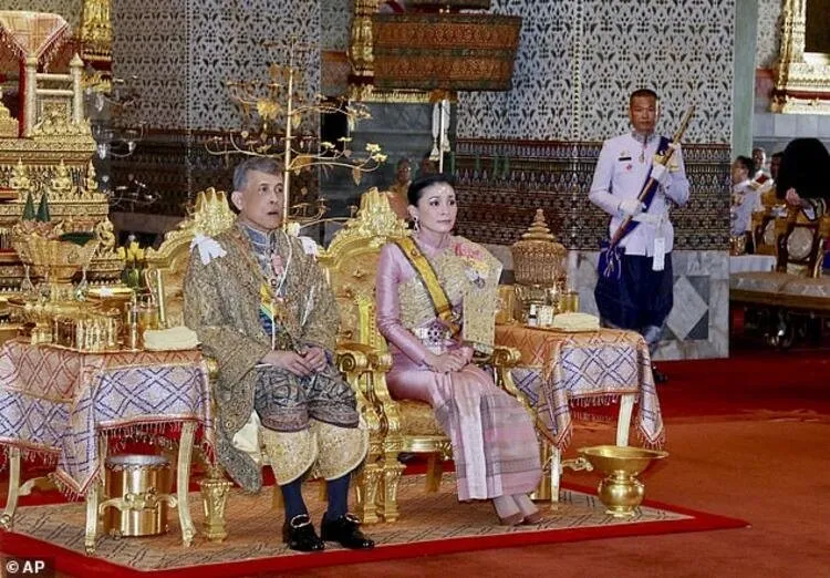 Şoke eden olay! Tayland Kralı Corona virüs karantinasına 20 kadınla girdi