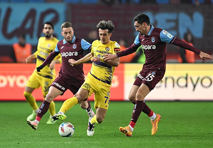 trabzonspor-sahasinda-eyupsporu-agirliyor-karsilasmanin-ilk-yarisi-golsuz-gecildi-1739209976540.jpg