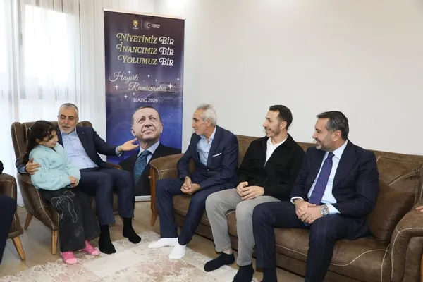 bakan-isikhan-elazigda-depremzede-ailenin-iftar-sofrasina-konuk-oldu-1771610835037.jpg