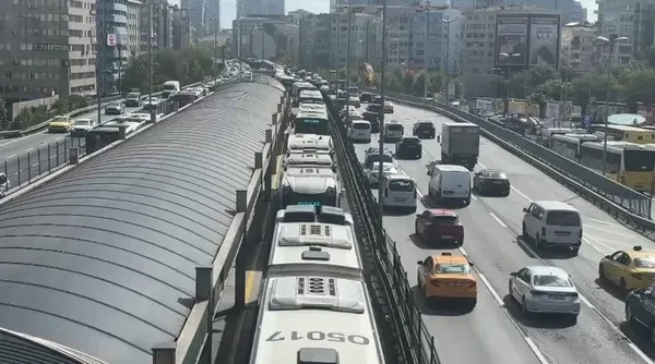 metrobus-arizalaninca-seferler-aksadi-yolcular-magdur-oldu-1788450334910.jpg