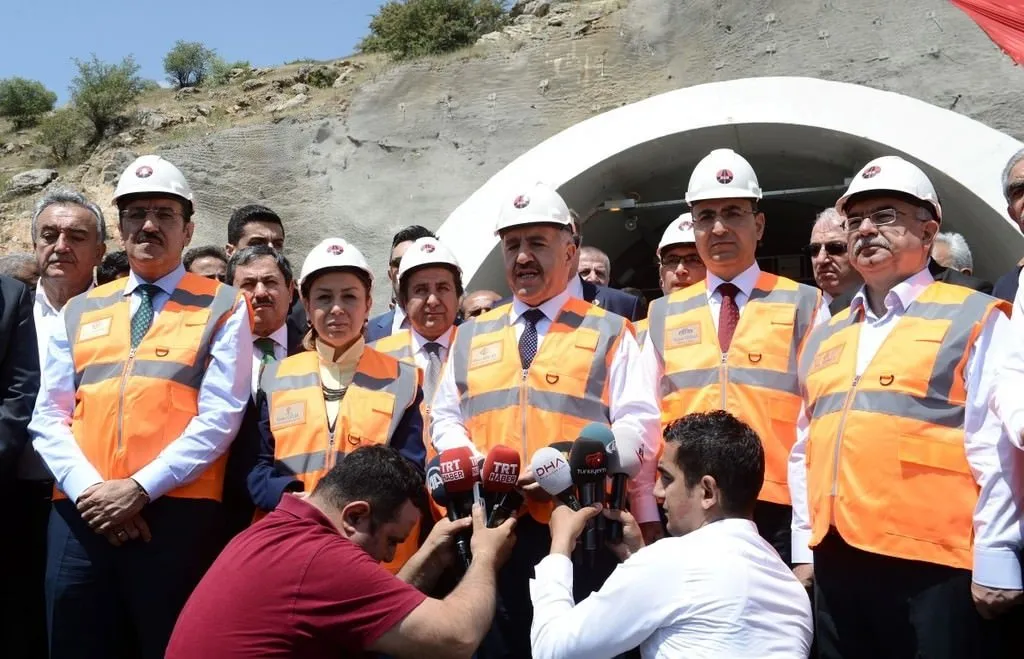 Karahan Tüneli'nden araç geçişleri başladı  .