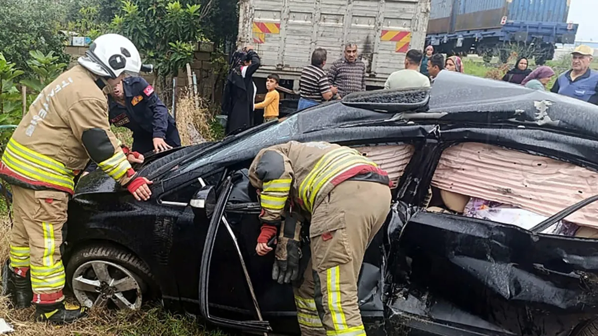 Hatay'da feci kaza: Trenin çarptığı otomobil metrelerce sürüklendi! 1 ölü, 1 yaralı haber görseli