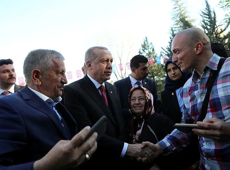 Cumhurbaşkanı Erdoğan Alparslan Türkeş'in mezarını ziyaret etti