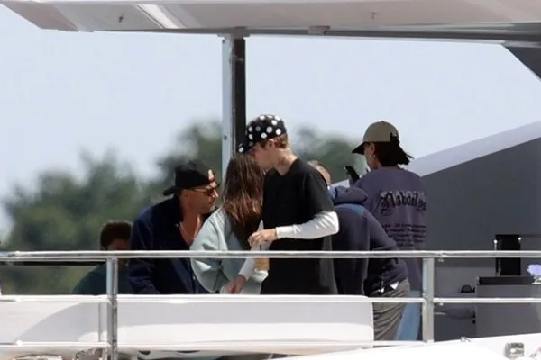 Ne yemek yiyor ne de uyuyor! Hailey Bieber’dan kocası Justin Bieber için yardım çağrısı: İyi değil...