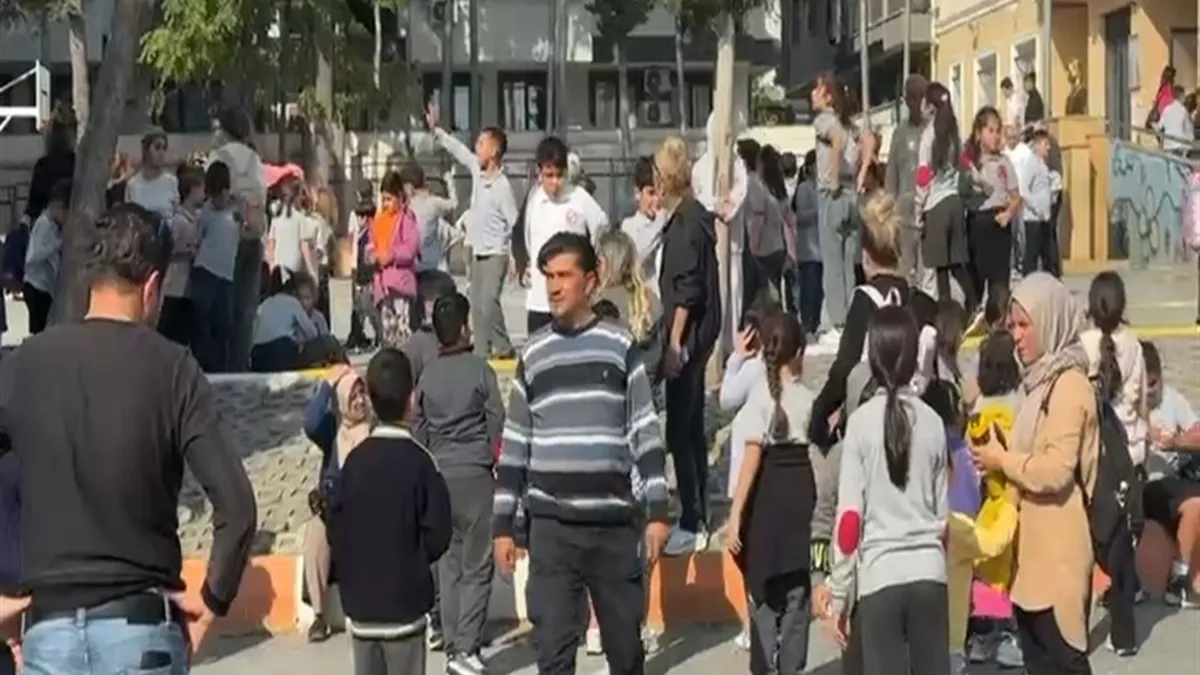 İstanbul'da deprem paniği: Okullar tahliye edildi! İstanbul'da deprem paniği: Okullar tahliye edildi!