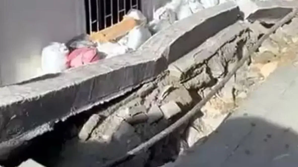 Avcılar'da istinat duvarı 4 katlı binanın bahçe katına çöktü Avcılar'da istinat duvarı 4 katlı binanın bahçe katına çöktü