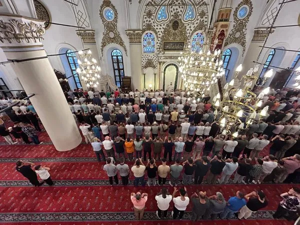 izmirde-bayram-namazinda-camiler-doldu-tasti-1718533542165.jpg