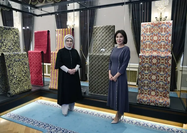 emine-erdogan-ozbekistan-cumhurbaskaninin-esi-ile-bir-araya-geldi-1769712685199.jpg Emine Erdoğan, Özbekistan Cumhurbaşkanı’nın eşi ile bir araya geldi!