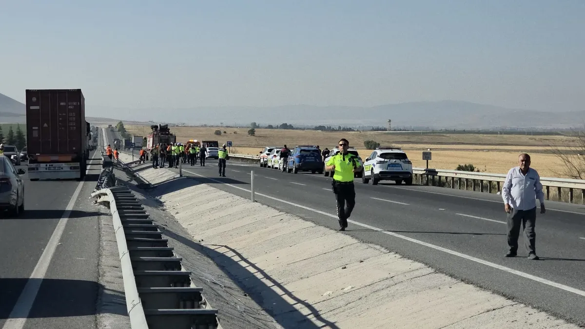 Kütahya’da yolcu otobüsü devrildi: 31 yaralı Kütahya’da yolcu otobüsü devrildi: 31 yaralı