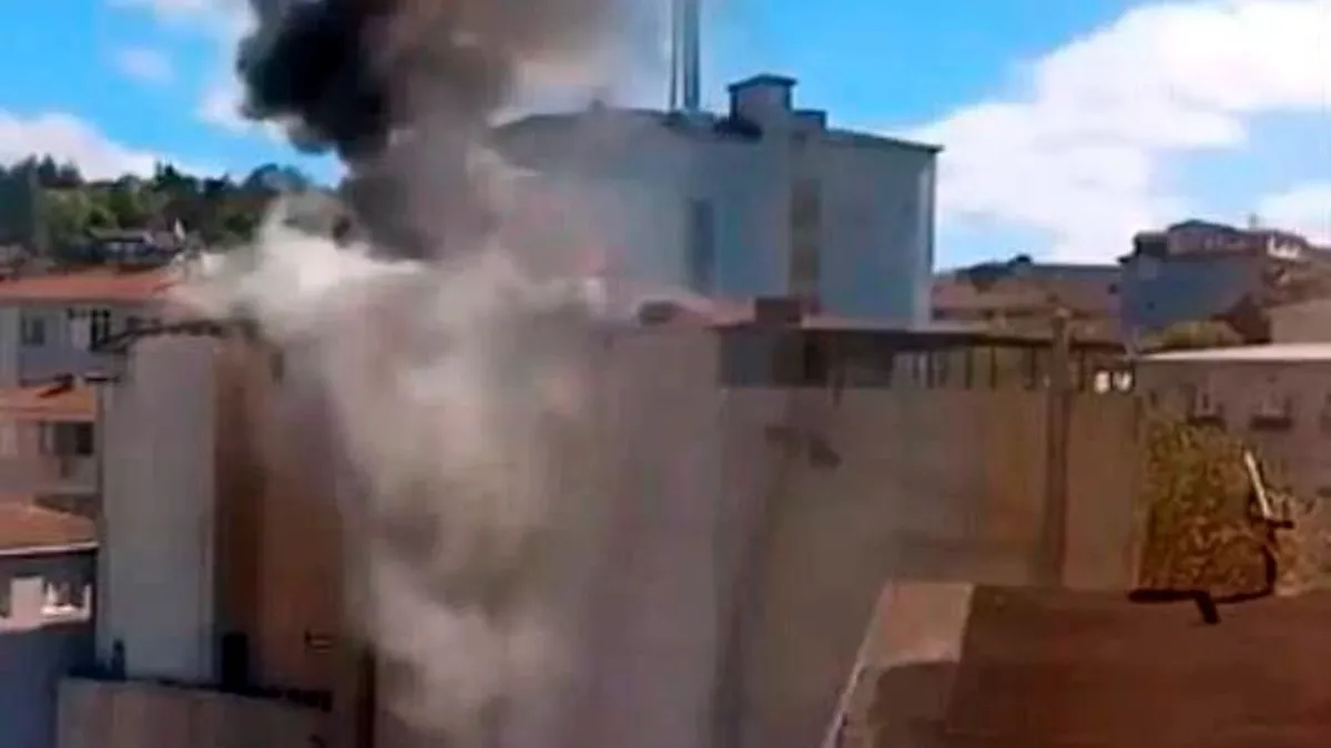 5 katlı binanın çatısı alev alev yandı