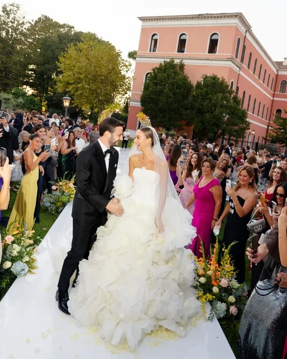 Kimi gösterişli kimi de sade... Ortak özellikleri ise hepsinin çok güzel olması! İşte ünlüler dünyasına damga vuran birbirinden güzel gelinlerin gelinlikleri!