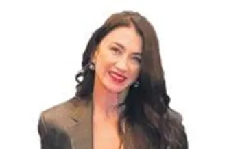 Eşinin ceketiyle tam not aldı!