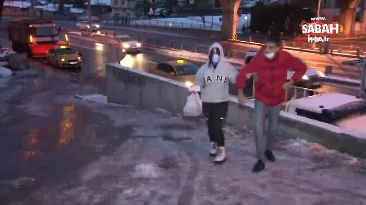 İstanbul’da buzlu yol ve kaldırımlarda düşe kalka ilerleyen yaşayan vatandaşlar kamerada | Video