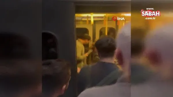 İzmir’de seferler gecikince vatandaş metroyu tekmeledi | Video