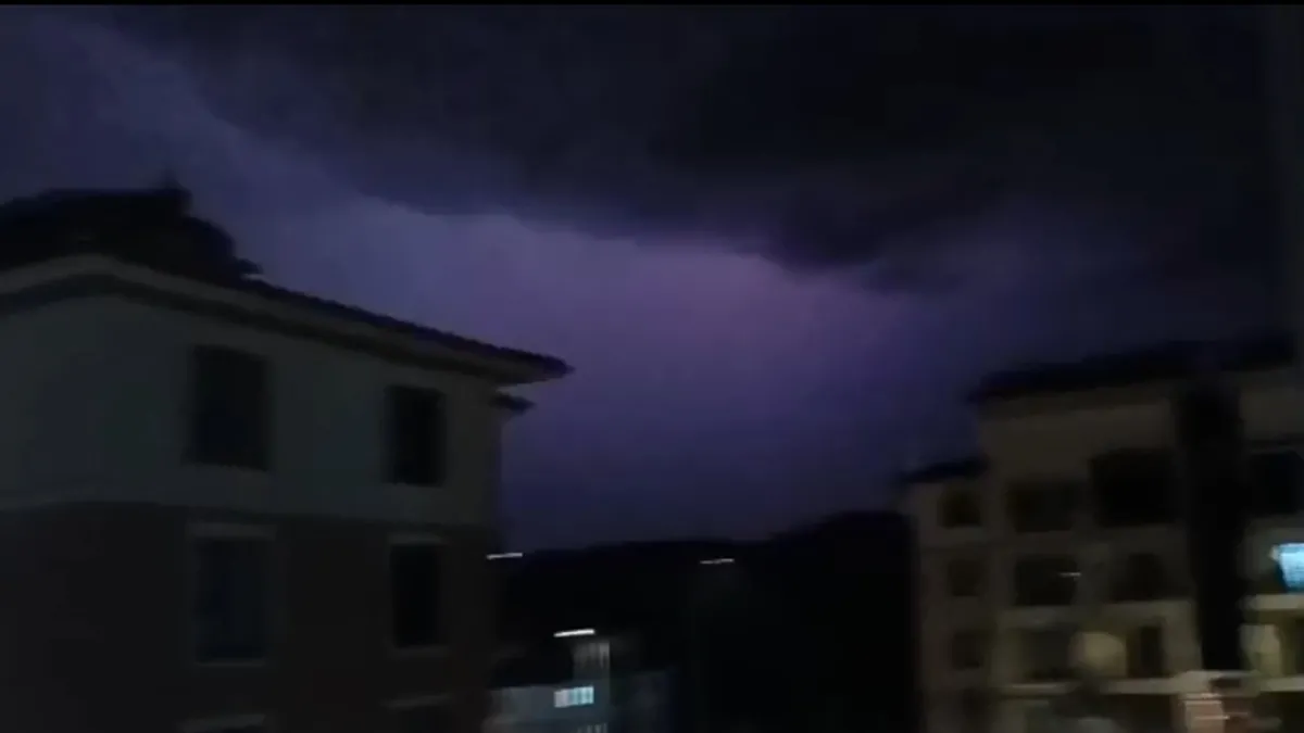 Gölbaşı ilçesinin gecesini şimşekler aydınlattı