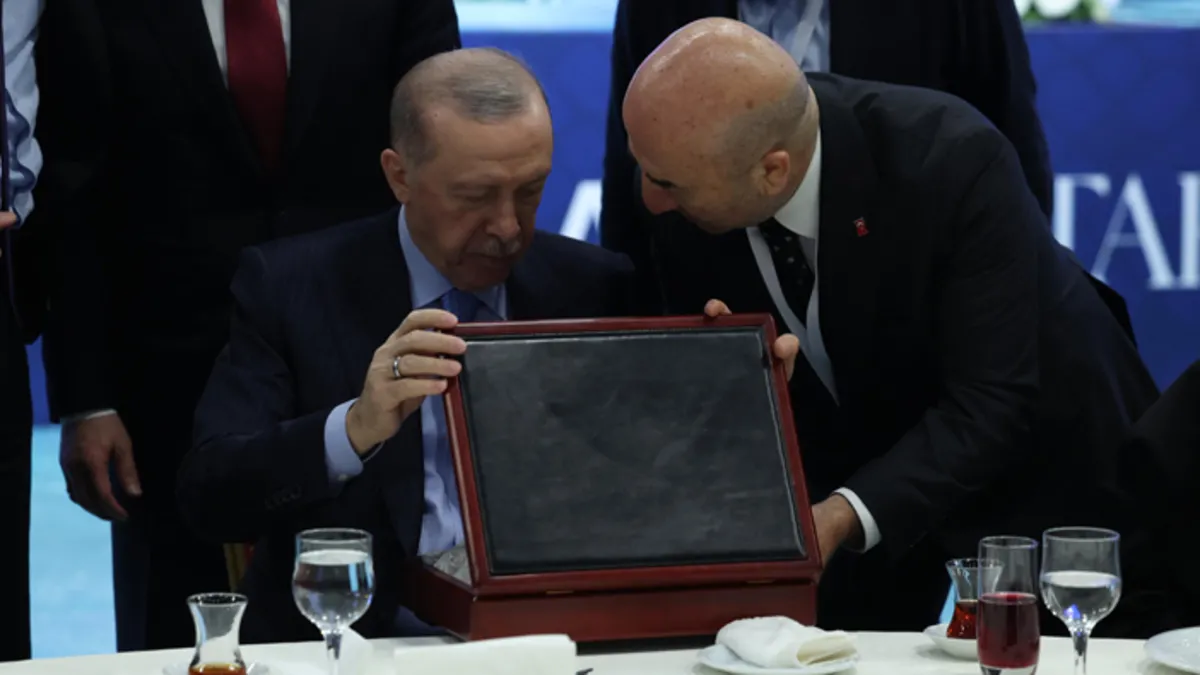 Başkan Erdoğan’a 208 yıllık el yazması Kuran-ı Kerim hediye edildi