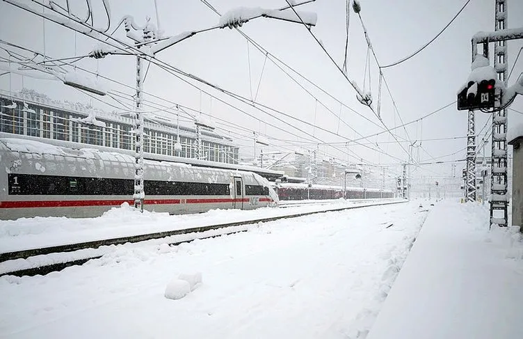 Almanya’da kar yağışı çileye dönüştü: Uçak seferleri iptal edildi, yolcular terminallerde mahsur kaldı
