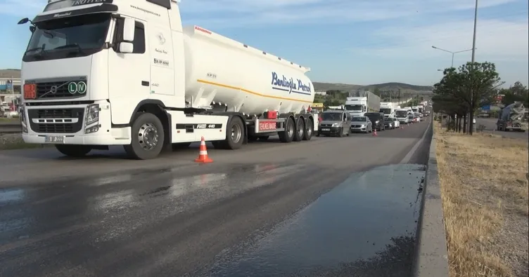 Tanker’den dökülen zift trafiği durdurdu