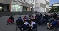 Diyarbakır’da bir ilk gerçekleşti…Aile Yılı kapsamında, okul bahçesinde velilere sinema keyfi